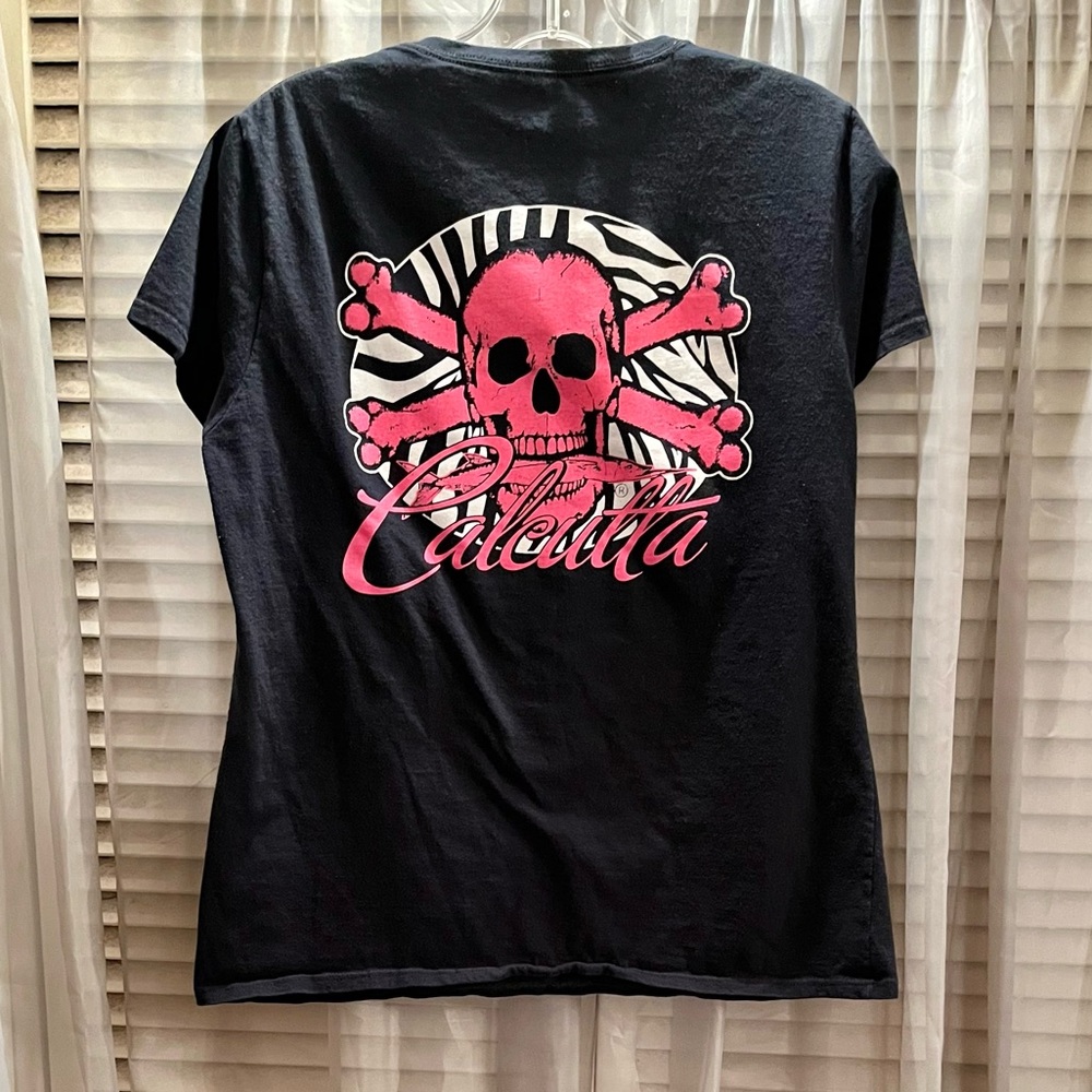 CALCUTTA Women’s Skull & Crossbones T-shirt. Sz L. Pre-owned.